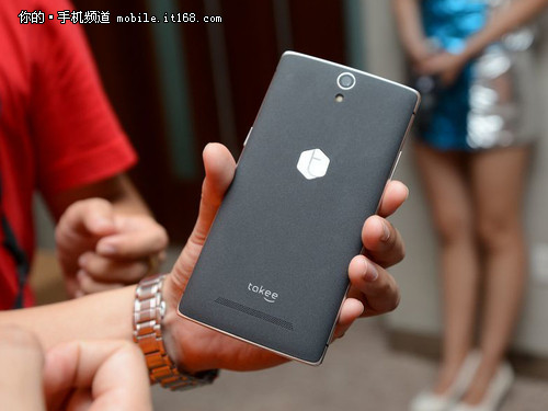 支持隔空操作 首部takee全息手機發(fā)布